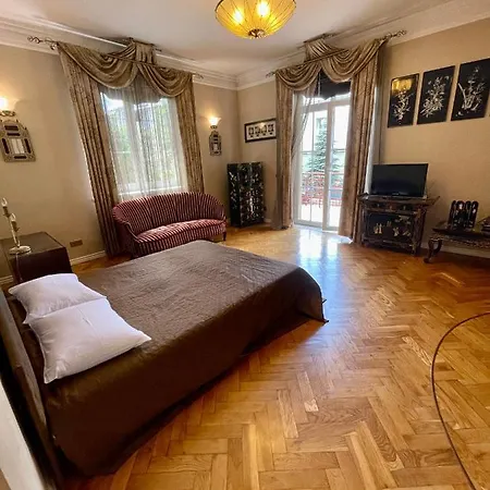 Stunning Private House In Green Central District *