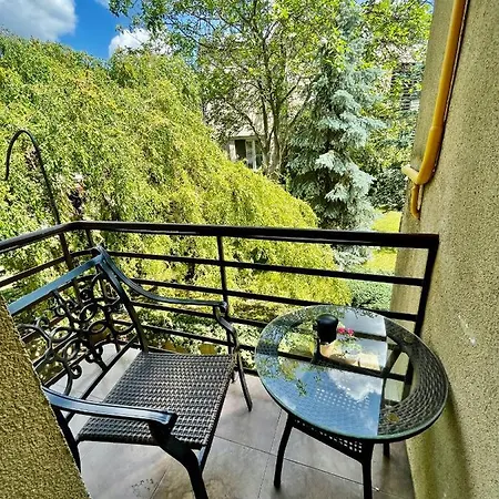 Stunning Private House In Green Central District